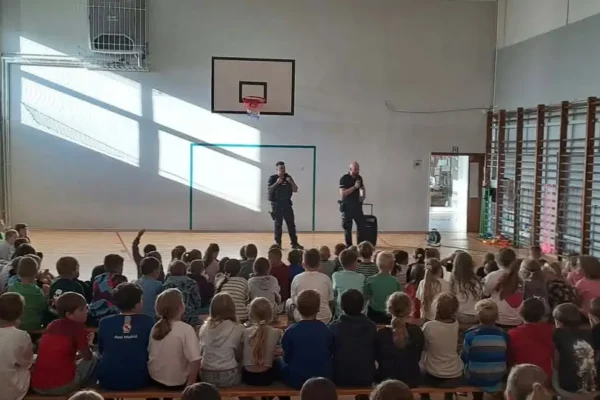 Zajęcia profilaktyczne o bezpieczeństwie w ruchu drogowym w szkole