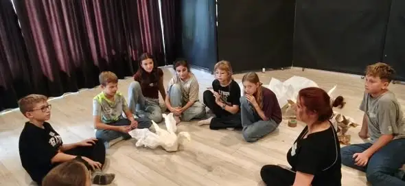 Uczniowie 6A odkrywali emocje podczas warsztatów teatralnych w Akademii Teatru i Sztuk Wrażliwych
