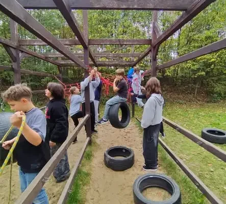 Uczniowie klas 5b i 6b przeżyli przygodę w stylu Indiany Jonesa w Kiczycach