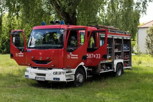 Rybnik: Strażacy usuwali przewrócone drzewo na ul. Zamenhofa