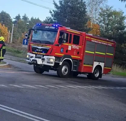 Plama oleju na ulicy Dworcowej w Lyskach i Suminie – interwencja strażaków