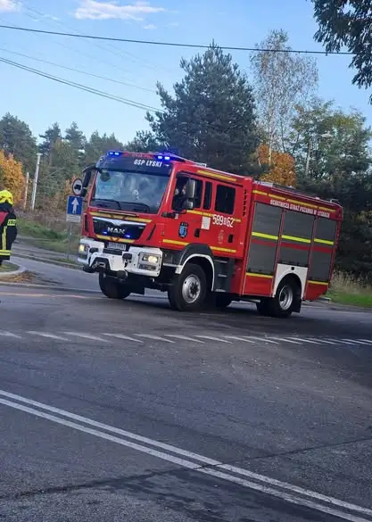 Plama oleju na ulicy Dworcowej w Lyskach i Suminie – interwencja strażaków