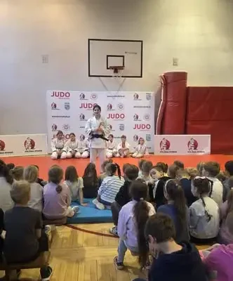 Była uczennica – dziś trenerka judo – odwiedziła szkołę i poprowadziła pokaz