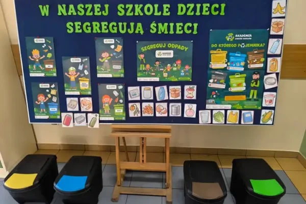 Drugoklasiści z Łowcami Odpadów: nowe kosze i ekologiczne wyzwania w szkole