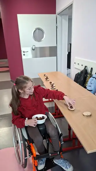 Jesienne kasztany zamiast sklepowych zabawek – wspólna zabawa klas 1b i 2a