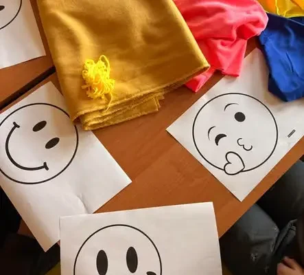 Uczniowie szyją „Pożeracze Smutku” – wyjątkowy projekt w szkole