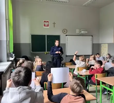 Uczniowie klasy 4a spotkali się z policjantką i pedagogiem