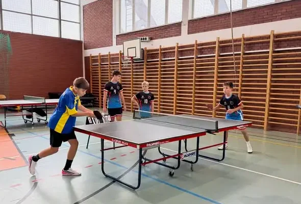 Tenis stołowy: młodzi wygrywają i awansują, starsi przegrywają 2:3