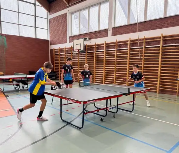Tenis stołowy: młodzi wygrywają i awansują, starsi przegrywają 2:3