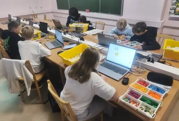 Uczniowie z klas 4-6 programowali roboty LEGO Spike w ramach Europejskiego Tygodnia Kodowania