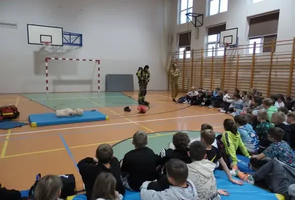 Rybnik: strażacy i policjanci odwiedzili uczniów szkoły