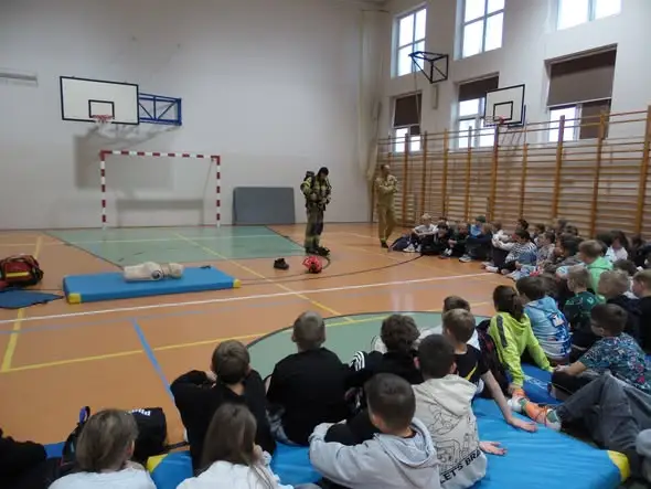 Rybnik: strażacy i policjanci odwiedzili uczniów szkoły
