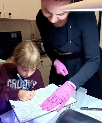 Uczniowie klasy 1c z SP24 Rybnik odkrywali zawody fryzjera i stylistki paznokci