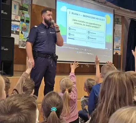Uczniowie klas I–III uczyli się bezpieczeństwa na drodze – z policją i konkursem plastycznym