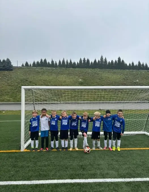 Młodzi piłkarze Fortecy Świerklany z odważną grą przeciw Winners Gołkowice