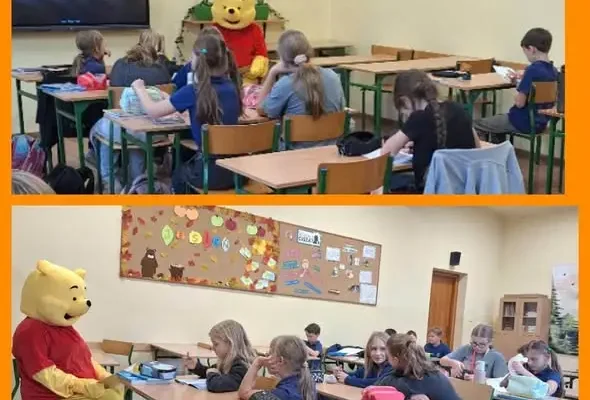 Niezwykły gość w bibliotece szkolnej – uczniowie klas 1-4 poznali przygody Kubusia Puchatka