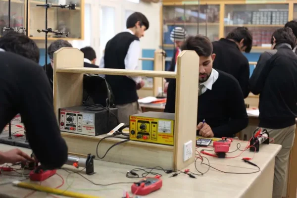 Uczniowie klasy 2TEE szlifują praktyczne umiejętności elektryczne